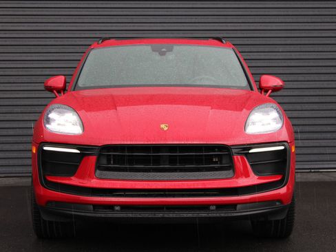 Certified 2022 Porsche Macan image 7