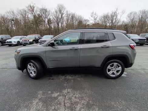 Used 2023 Jeep Compass Latitude image 2