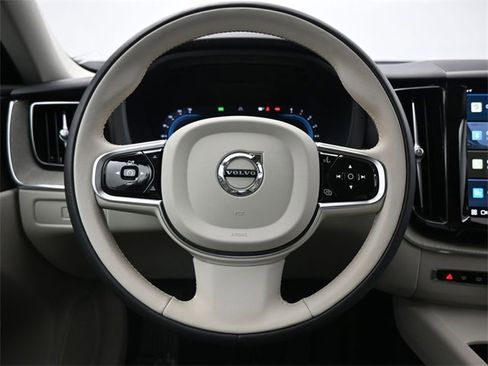 Used 2023 Volvo XC60 B5 Plus image 25