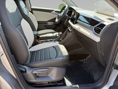 New 2025 Volkswagen Taos SEL image 9