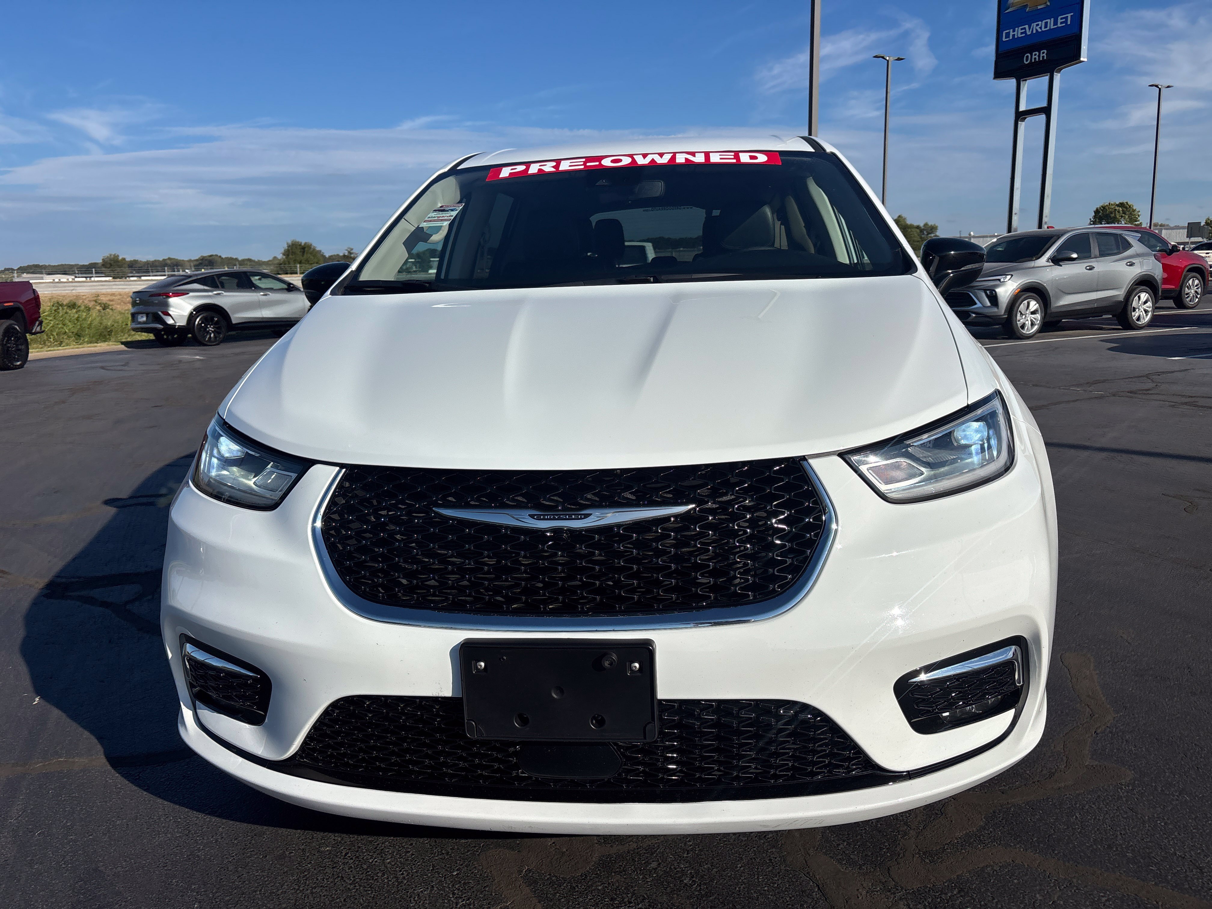 Used 2024 Chrysler Pacifica Touring-L FWD image 2
