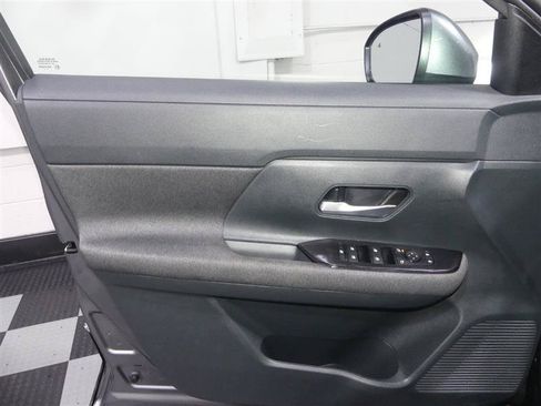 Used 2025 Nissan Kicks SV AWD/4WD image 18