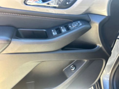 Used 2018 Chevrolet Traverse LT FWD image 15