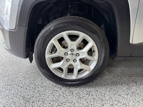 Used 2017 Jeep Renegade Latitude w/ Popular Equipment Group image 11