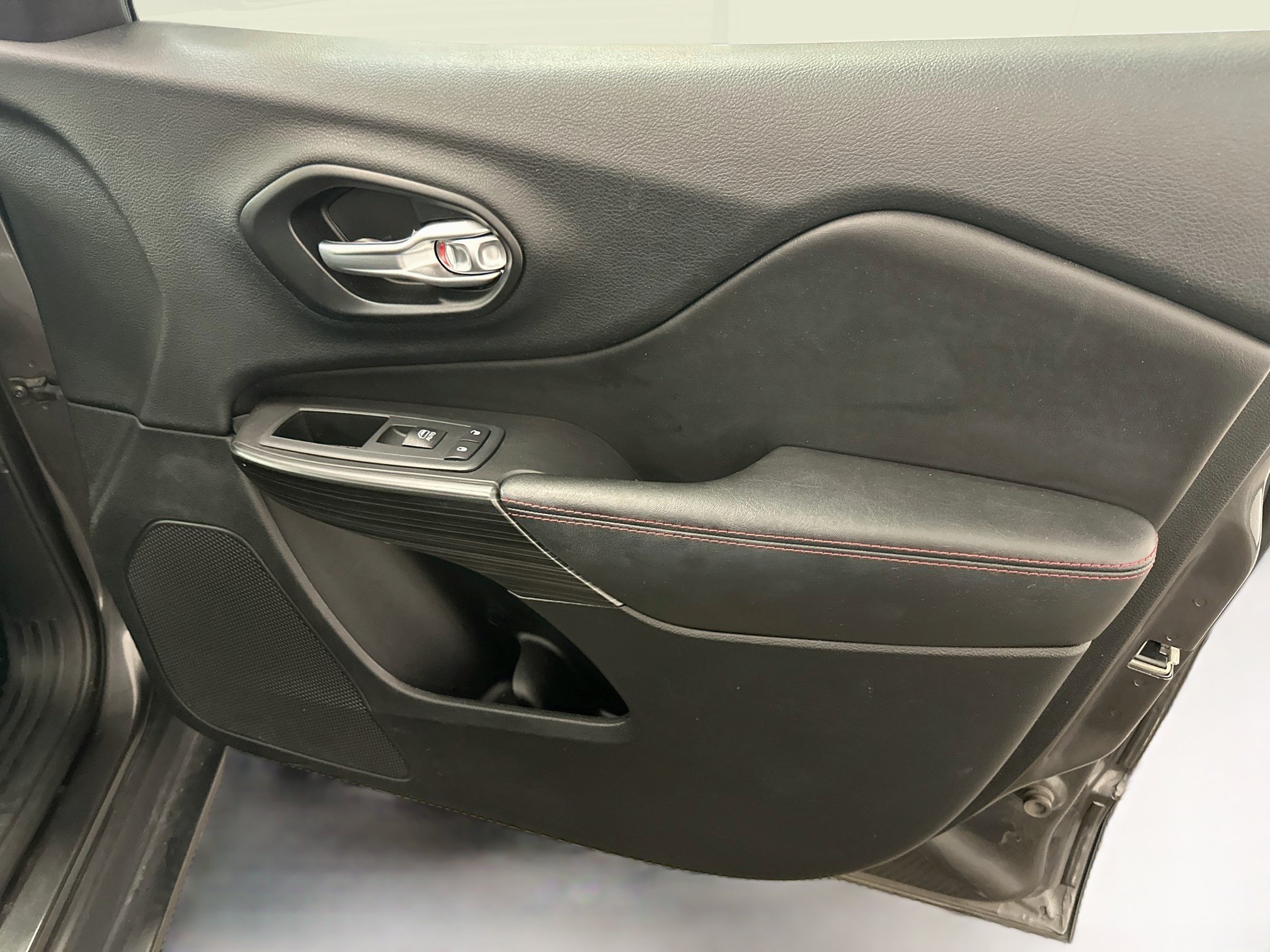 Used 2015 Jeep Cherokee Trailhawk w/ Cold Weather Group AWD/4WD image 33