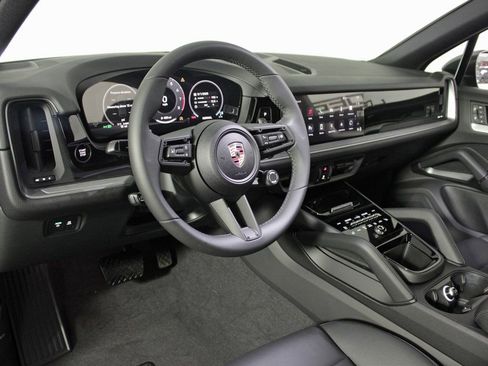 Certified 2025 Porsche Cayenne image 4
