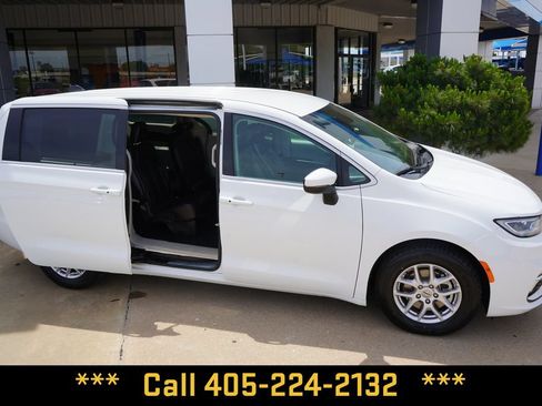 Used 2023 Chrysler Pacifica Touring-L FWD image 9