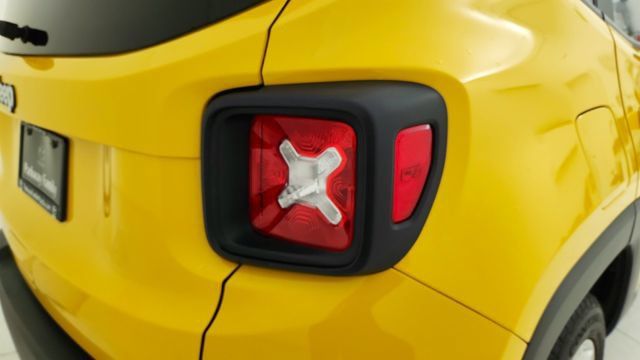 Used 2023 Jeep Renegade Latitude AWD/4WD image 11