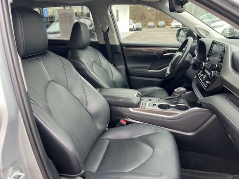 Used 2021 Toyota Highlander Limited image 24