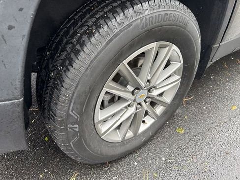 Used 2023 Chevrolet Traverse LT image 32