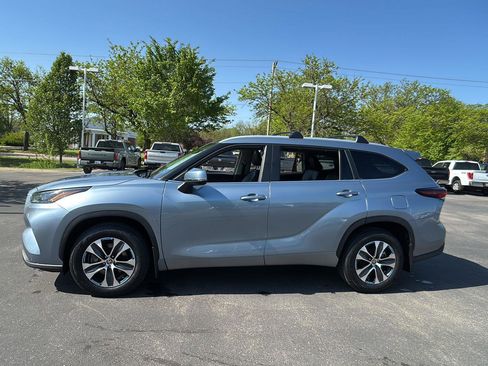 Used 2024 Toyota Highlander XLE AWD/4WD image 7