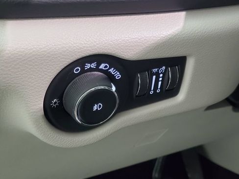 Used 2023 Chrysler Pacifica Touring-L FWD image 11