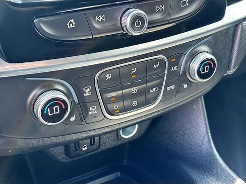 Used 2023 Chevrolet Traverse LT FWD image 15