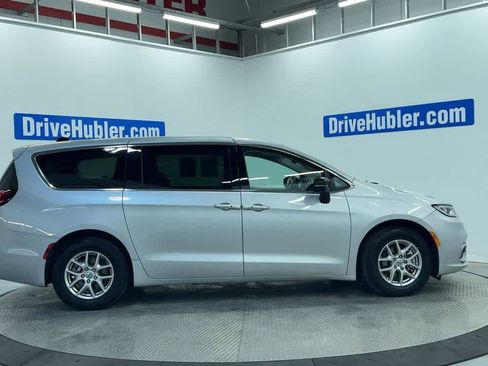 Used 2024 Chrysler Pacifica Touring-L image 4