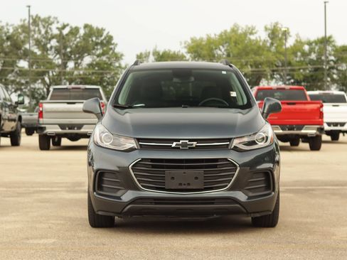 Used 2022 Chevrolet Trax LT w/ Driver Confidence Package FWD image 2
