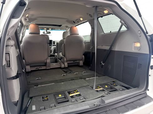 Used 2015 Toyota Sienna XLE FWD image 24