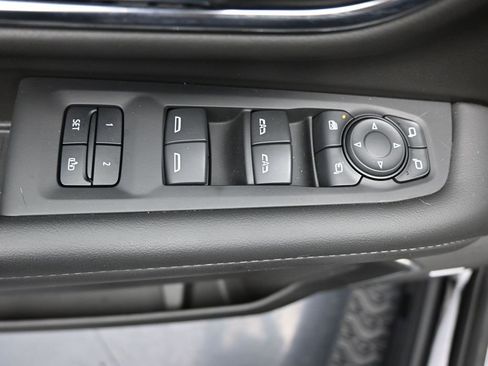 Used 2023 Chevrolet Suburban Z71 w/ Luxury Package image 21