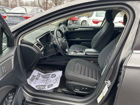 Used 2017 Ford Fusion SE image 9