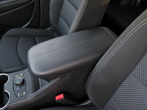 Used 2022 GMC Terrain SLE w/ Driver Convenience Package image 29