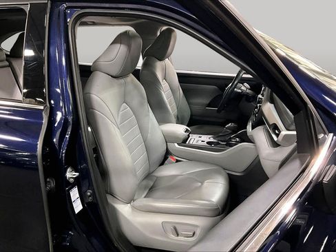 Used 2021 Toyota Highlander XLE AWD/4WD image 9