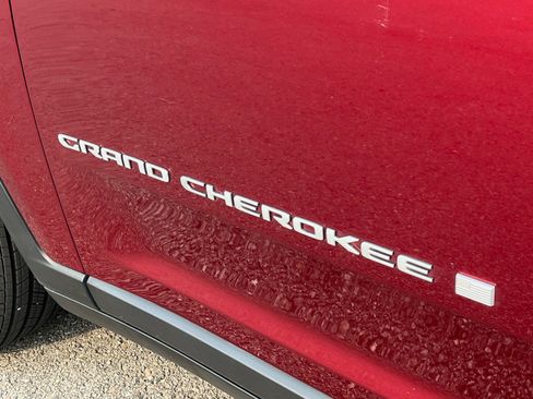 Used 2024 Jeep Grand Cherokee L Laredo AWD/4WD image 24