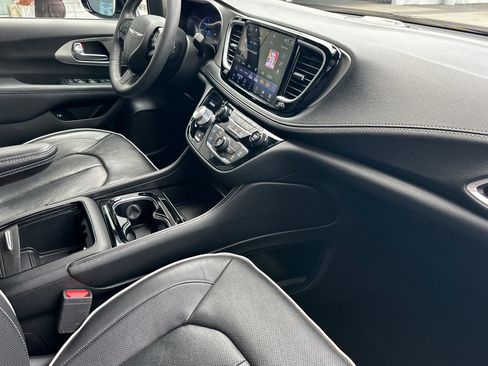 Used 2023 Chrysler Pacifica Limited w/ S Appearance Package FWD image 17