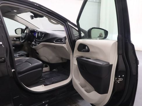 Certified 2024 Chrysler Pacifica Touring-L FWD image 11