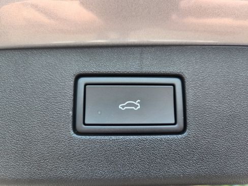 New 2025 Volkswagen Tiguan SE AWD/4WD image 24