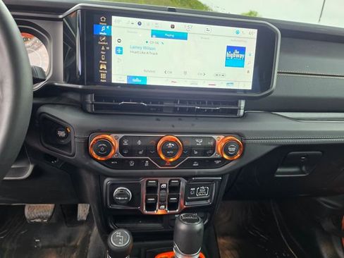Used 2025 Jeep Gladiator Sport AWD/4WD image 16