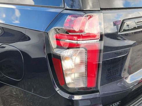 Used 2023 Chevrolet Suburban Z71 w/ Luxury Package image 7