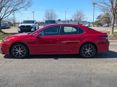 Used 2023 Toyota Camry SE image 2