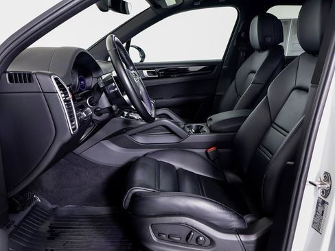 Certified 2022 Porsche Cayenne image 5