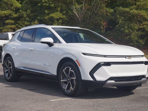 Used 2025 Chevrolet Equinox EV LT w/ Convenience Package image 11