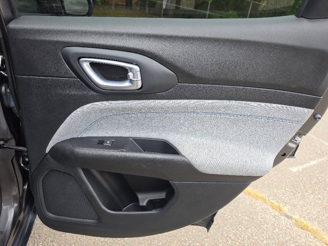 Used 2022 Jeep Compass Latitude FWD image 17