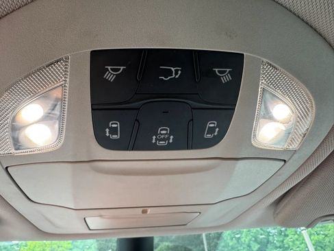 Used 2024 Chrysler Pacifica Touring-L FWD image 30