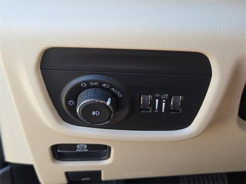 Used 2023 Jeep Grand Cherokee Limited image 25