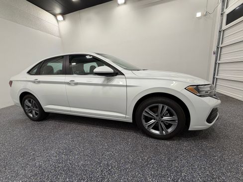 Used 2023 Volkswagen Jetta SE FWD image 9