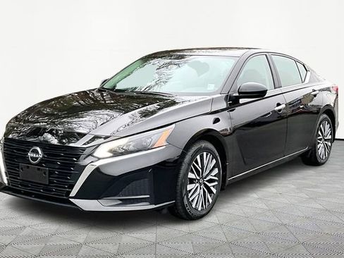 Used 2024 Nissan Altima 2.5 SV w/ SV Premium Package image 3