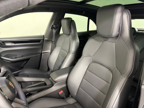 Certified 2025 Porsche Macan 4S Electric AWD/4WD image 5