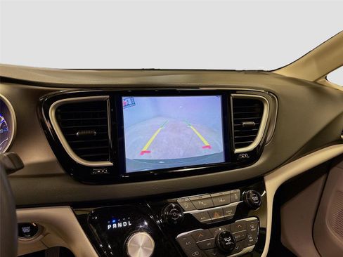 Used 2023 Chrysler Pacifica Touring-L image 13