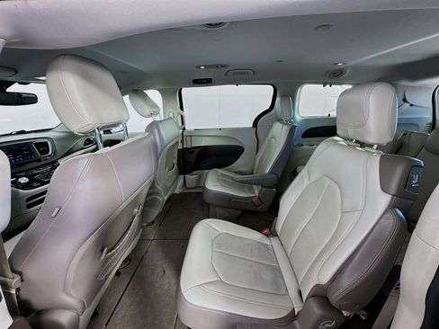 Used 2019 Chrysler Pacifica Touring-L FWD image 22