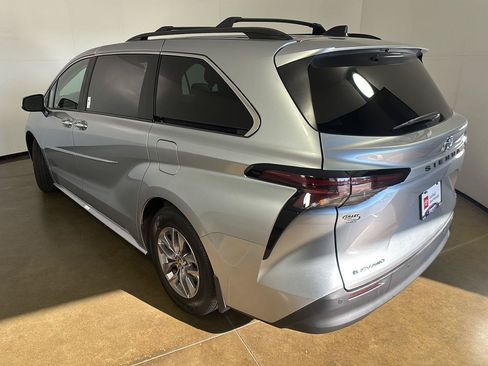 Used 2025 Toyota Sienna XLE w/ XLE Plus Package AWD/4WD image 12