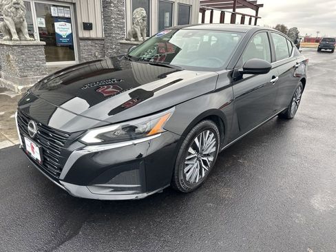 Used 2024 Nissan Altima 2.5 SV FWD image 2