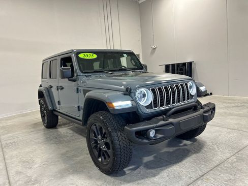 Used 2025 Jeep Wrangler Unlimited Sahara AWD/4WD image 4