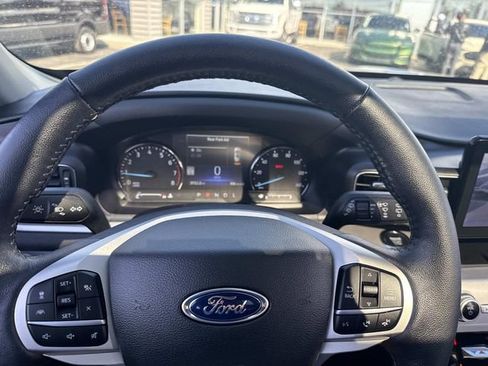 Used 2022 Ford Explorer XLT w/ Equipment Group 202A AWD/4WD image 36