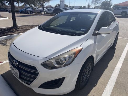 Used 2016 Hyundai Elantra GT image 2