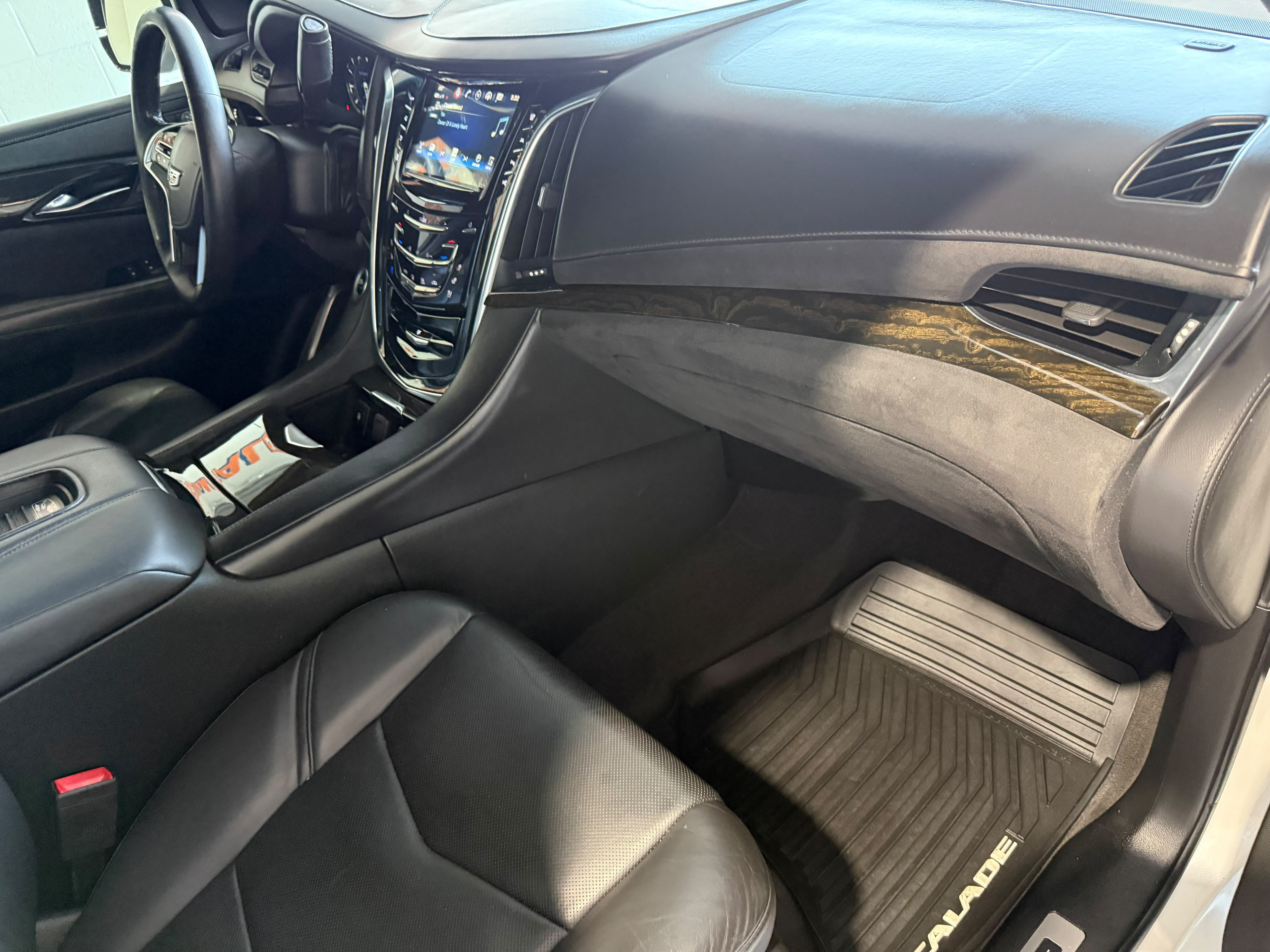 Used 2020 Cadillac Escalade Platinum AWD/4WD image 18