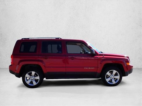 Used 2014 Jeep Patriot Latitude AWD/4WD image 5