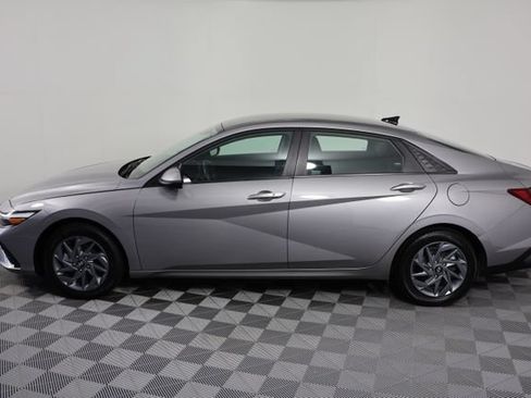 Used 2024 Hyundai Elantra SEL FWD image 5