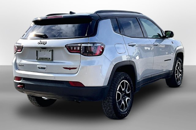 Used 2025 Jeep Compass Trailhawk AWD/4WD image 13